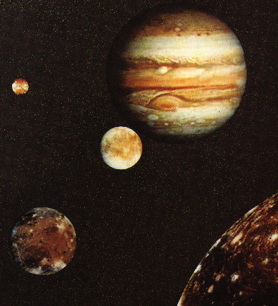 Jupiter mit den galileischen Monden als Gesamtbild kombiniert und von Voyager 1 fotografiert